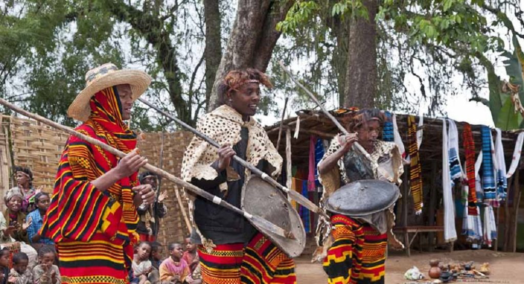 Miembros de la Tribu Dorze en el viaje grupal de Etiopia y Kenia