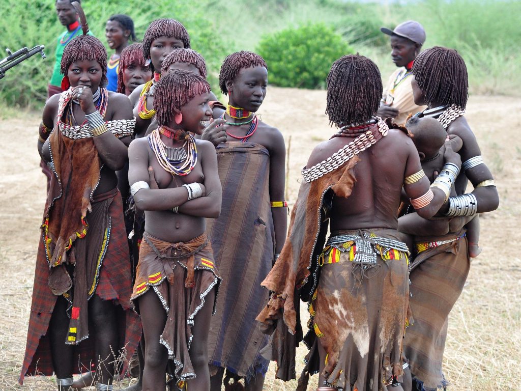 Miembros de la tribu Hamer en el viaje grupal de Etiopia y Kenia