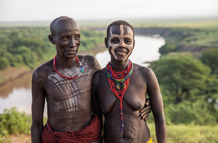 Miembros de la tribu Karo en el viaje grupal de Etiopia y Kenia