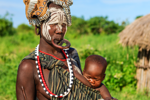 Mujer tribal de la tribu Mursi en el viaje grupal de Etiopia y Kenia